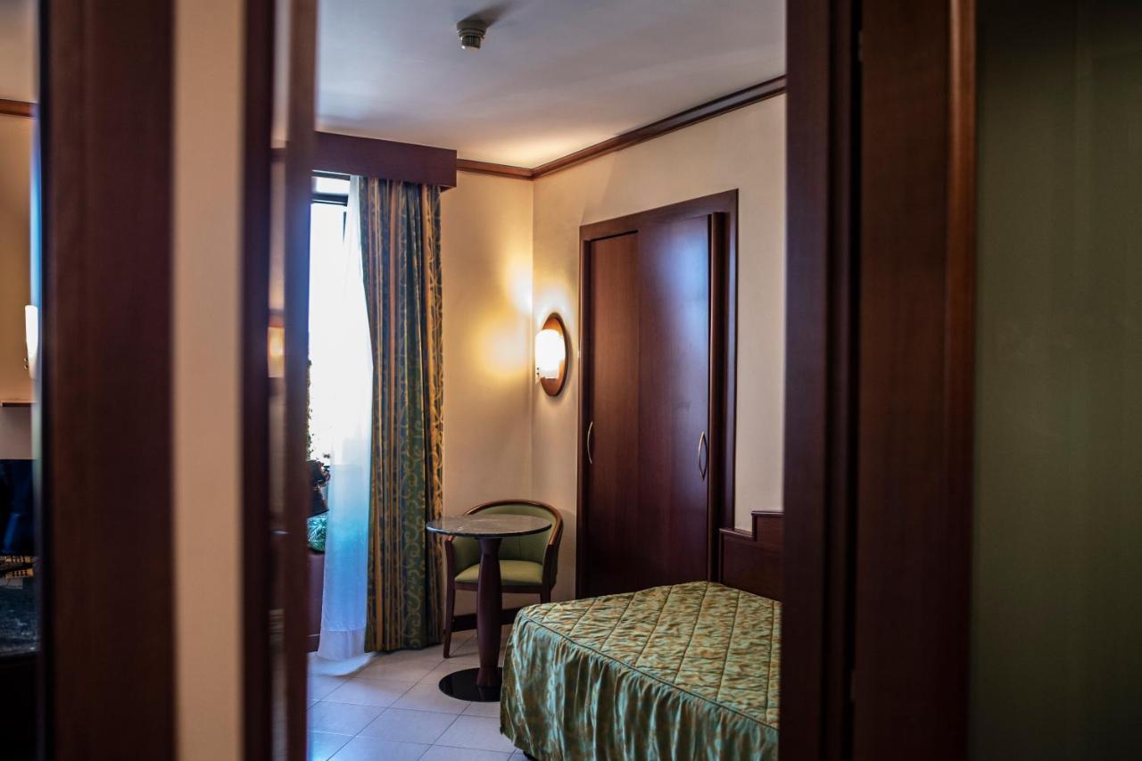 Hotel Garibaldi Мілаццо Екстер'єр фото